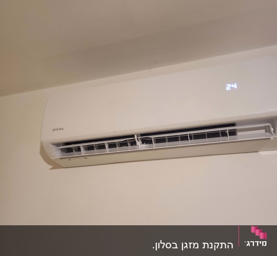 מזגן מותקן על קיר עם תצוגת טמפרטורה